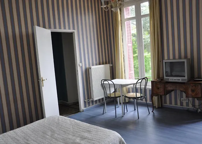 Chateau De La Croix Bizet Moulineaux